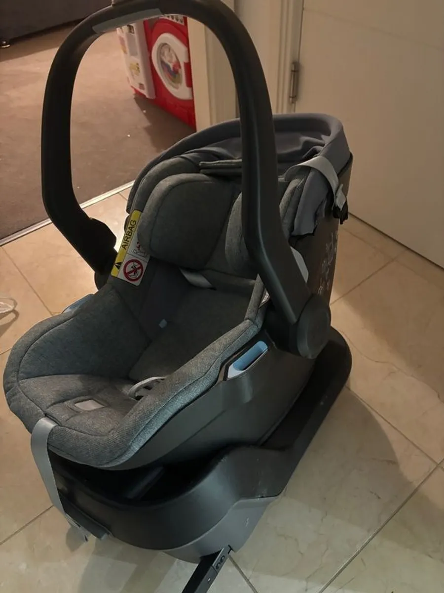 2 Baby car seats and 1 ISOFIX - Image 2