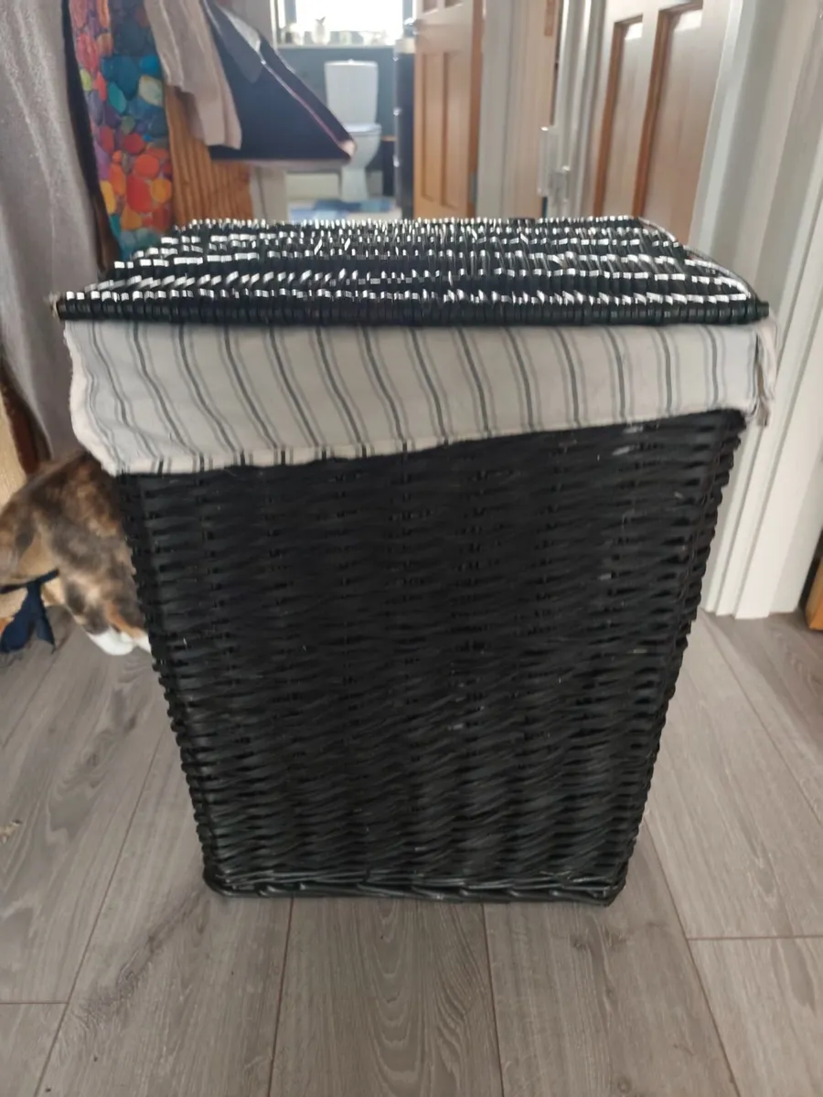 wicker laundry basket - Image 1