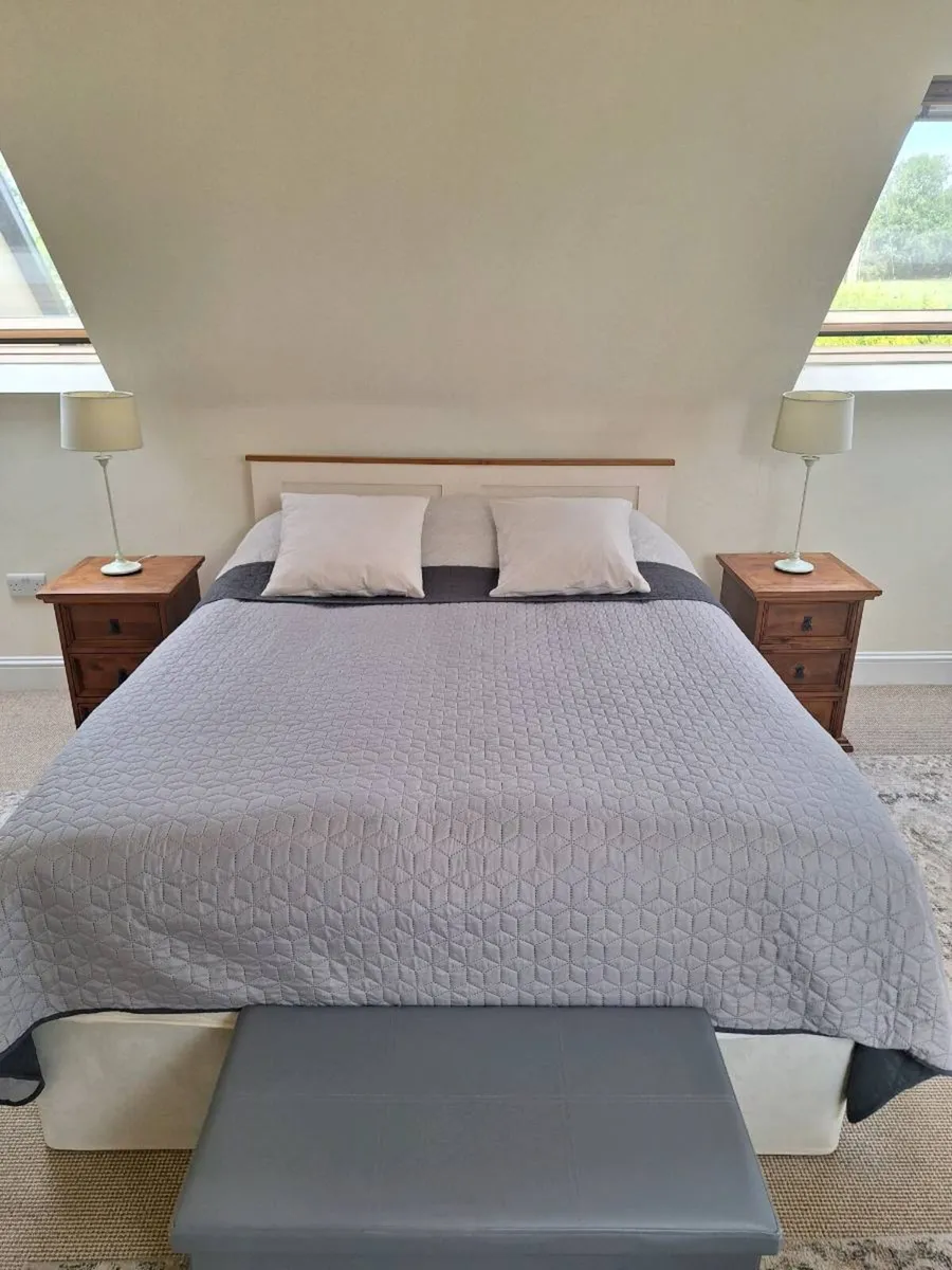 5ft bed and two bedside lockers - Image 1