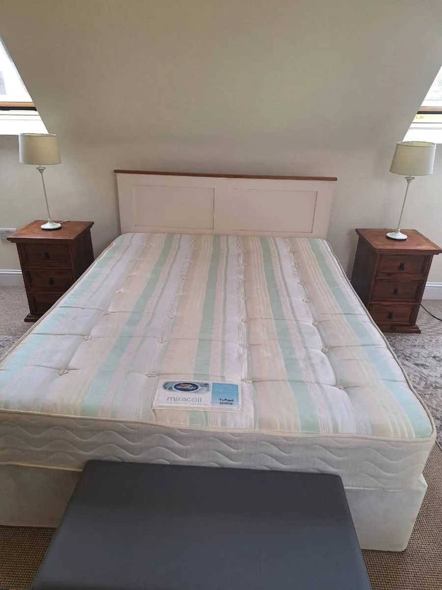 5ft bed and two bedside lockers - Image 2