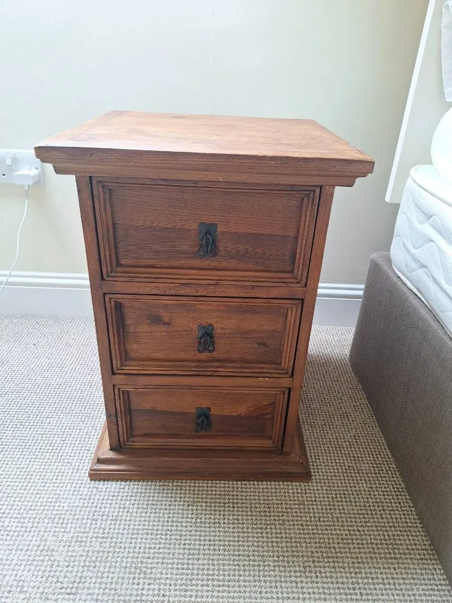 5ft bed and two bedside lockers - Image 3