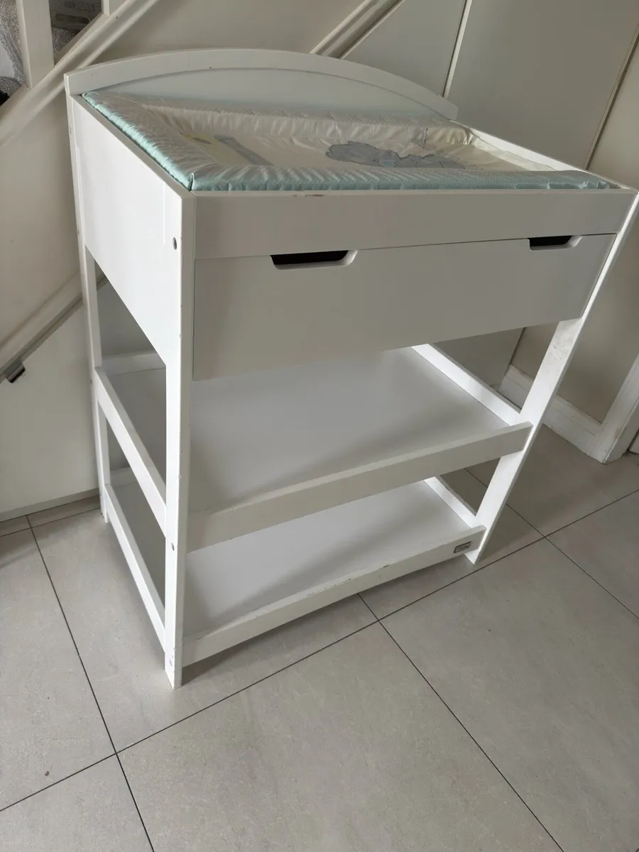 Baby changing table - Image 1