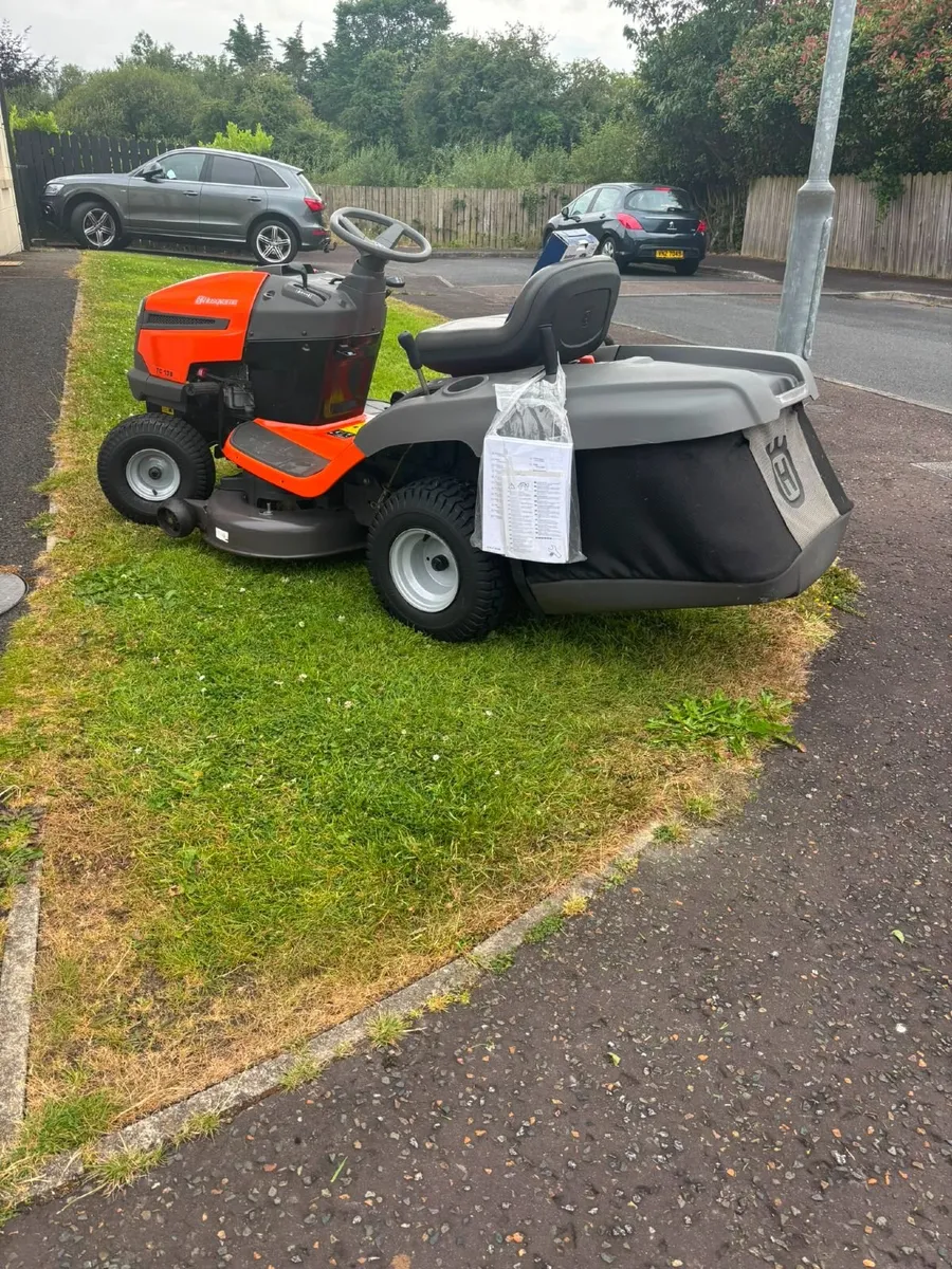 Husqvarna ride on lawnmower - Image 2