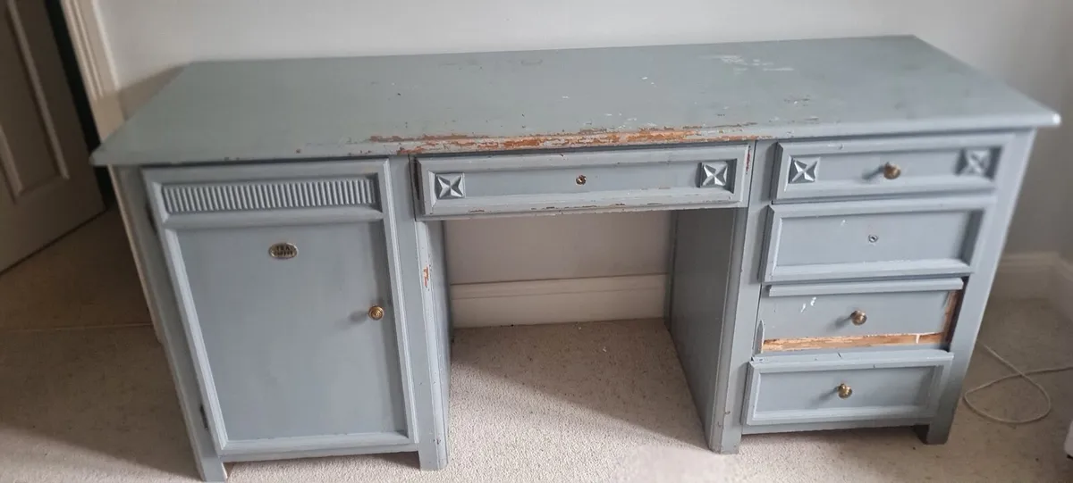 Study desk - Image 1