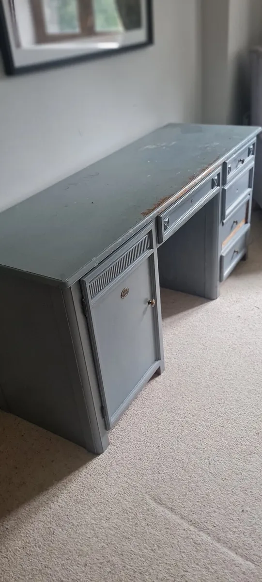 Study desk - Image 2