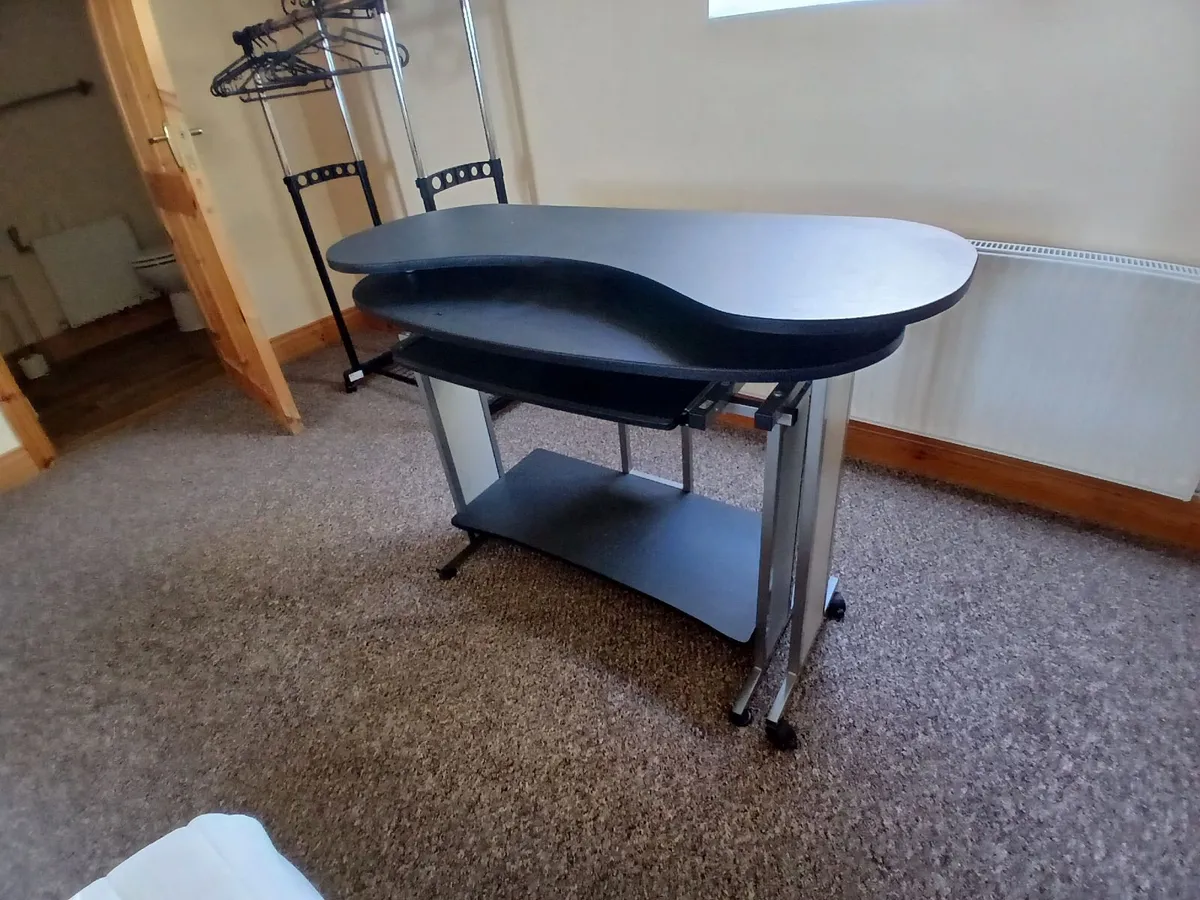 Computer Desk - Image 1