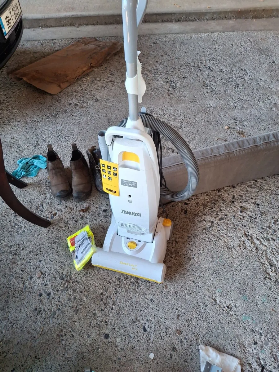 Upright vacuum cleaner - Image 1