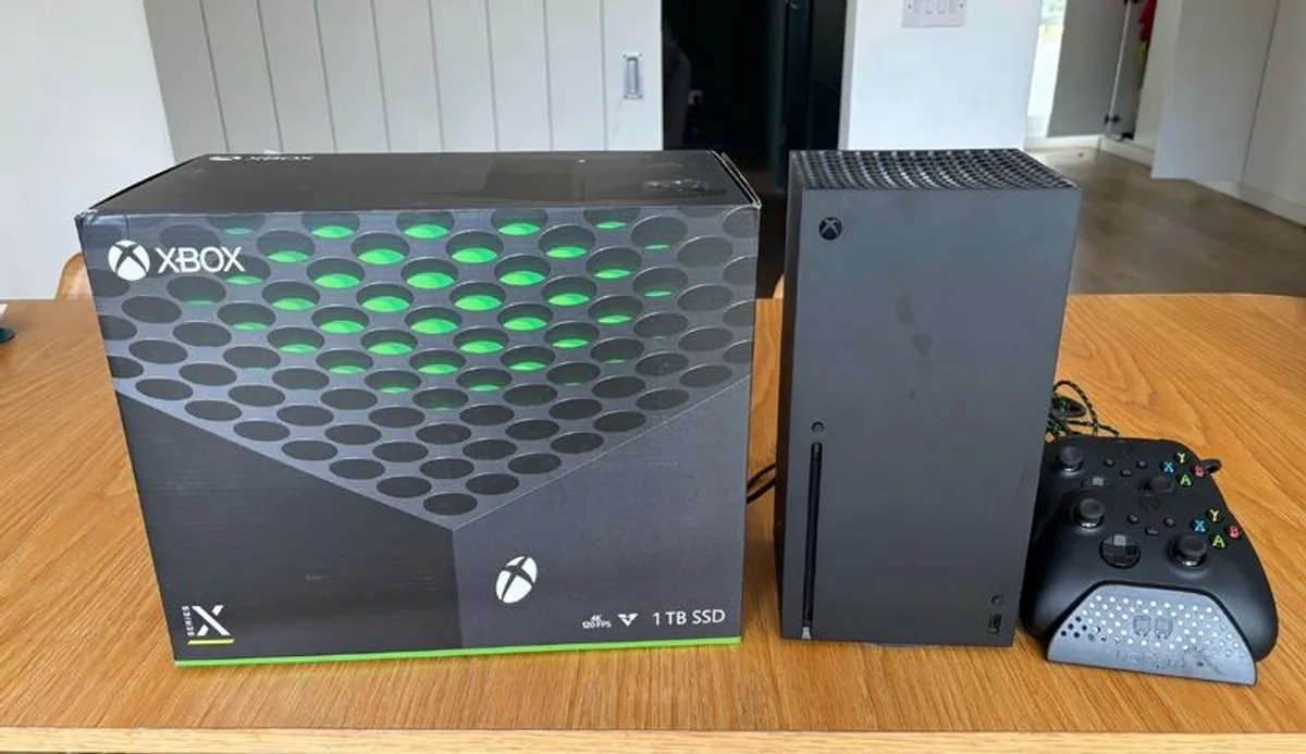 xbox series x 1TB. 2 x controllers