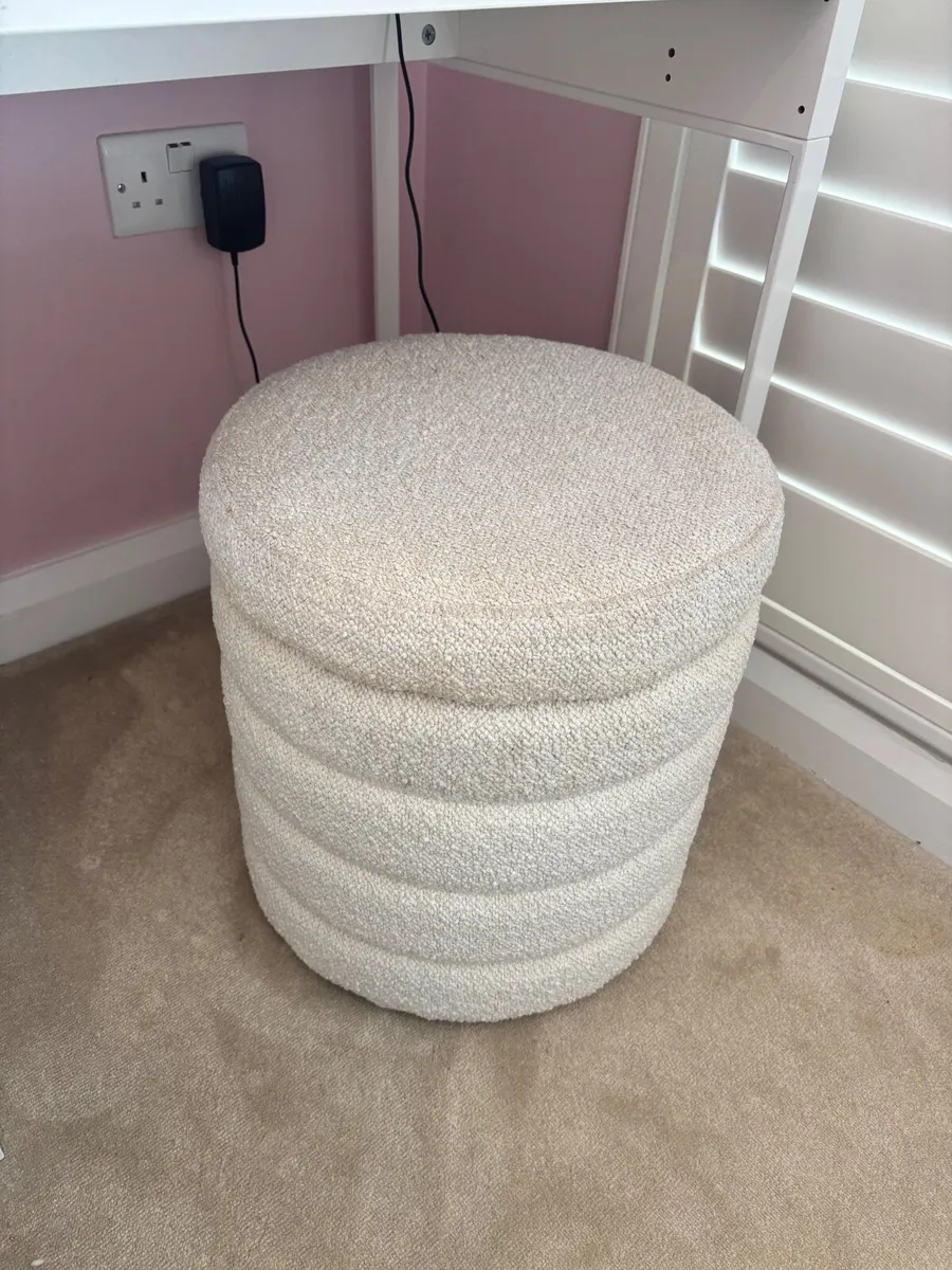 Vanity table and chair - Image 3
