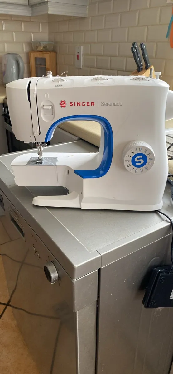 2x Singer Sewing machine - Image 1