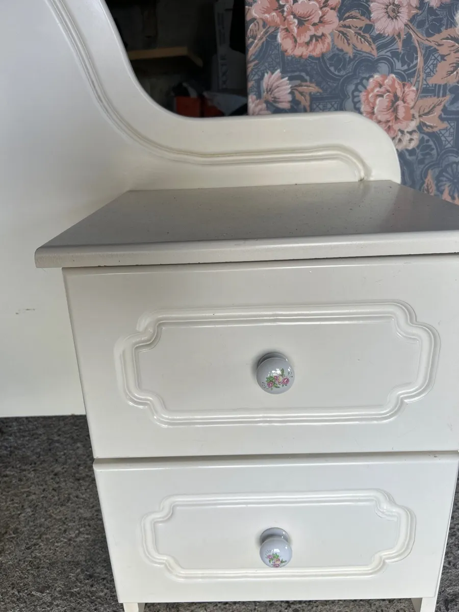 Bedroom furniture - Image 2