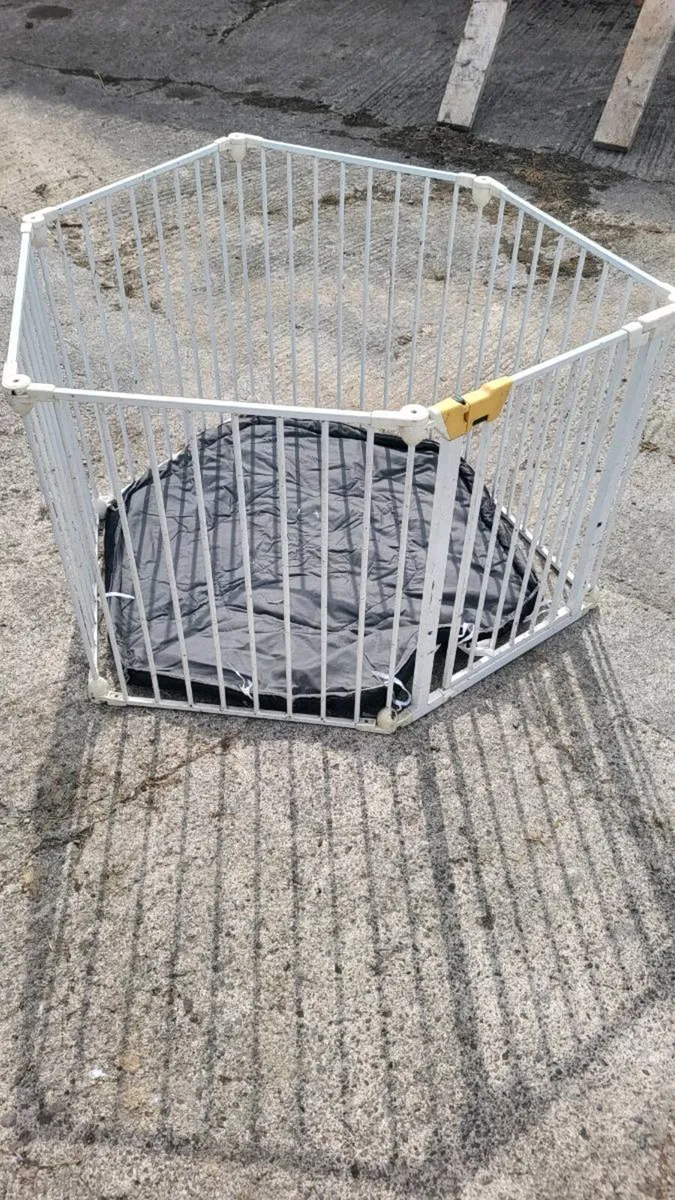 Kids play pen - Image 1