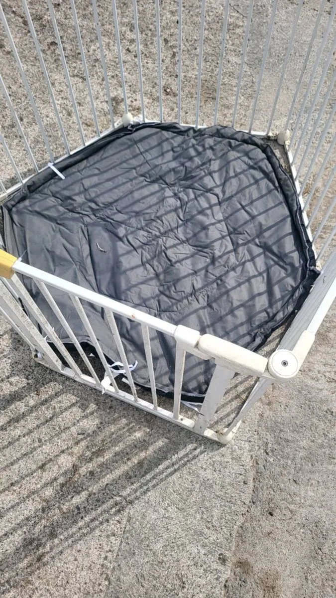 Kids play pen - Image 3