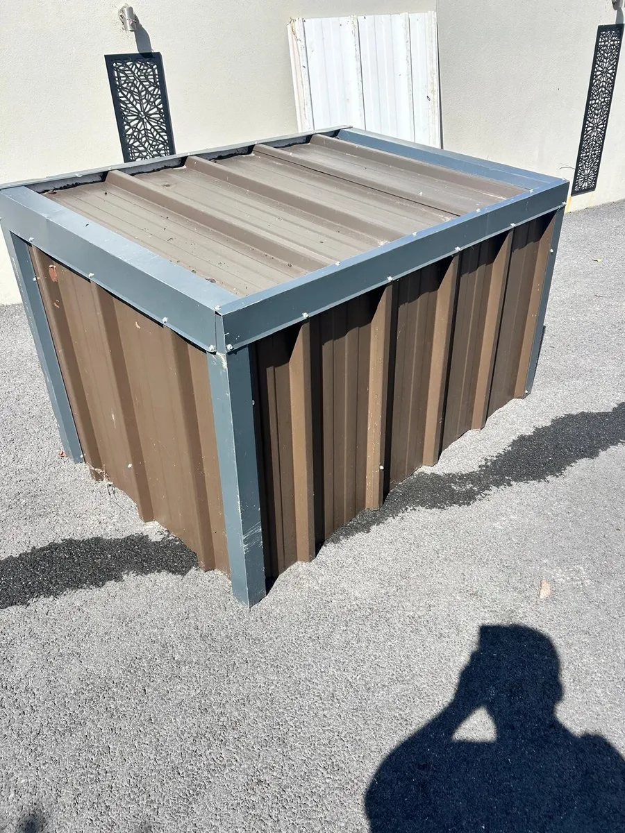 Dog box - Image 1
