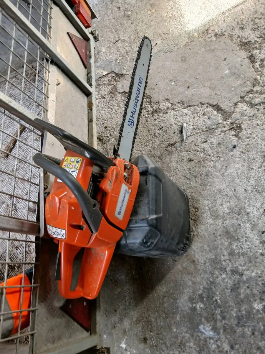 Trailer and 2 chainsaws - Image 3