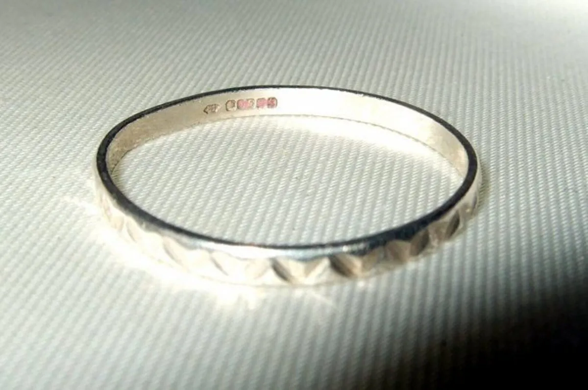 Vintage Hallmarked 9k White Gold Geometric Ring - Image 2