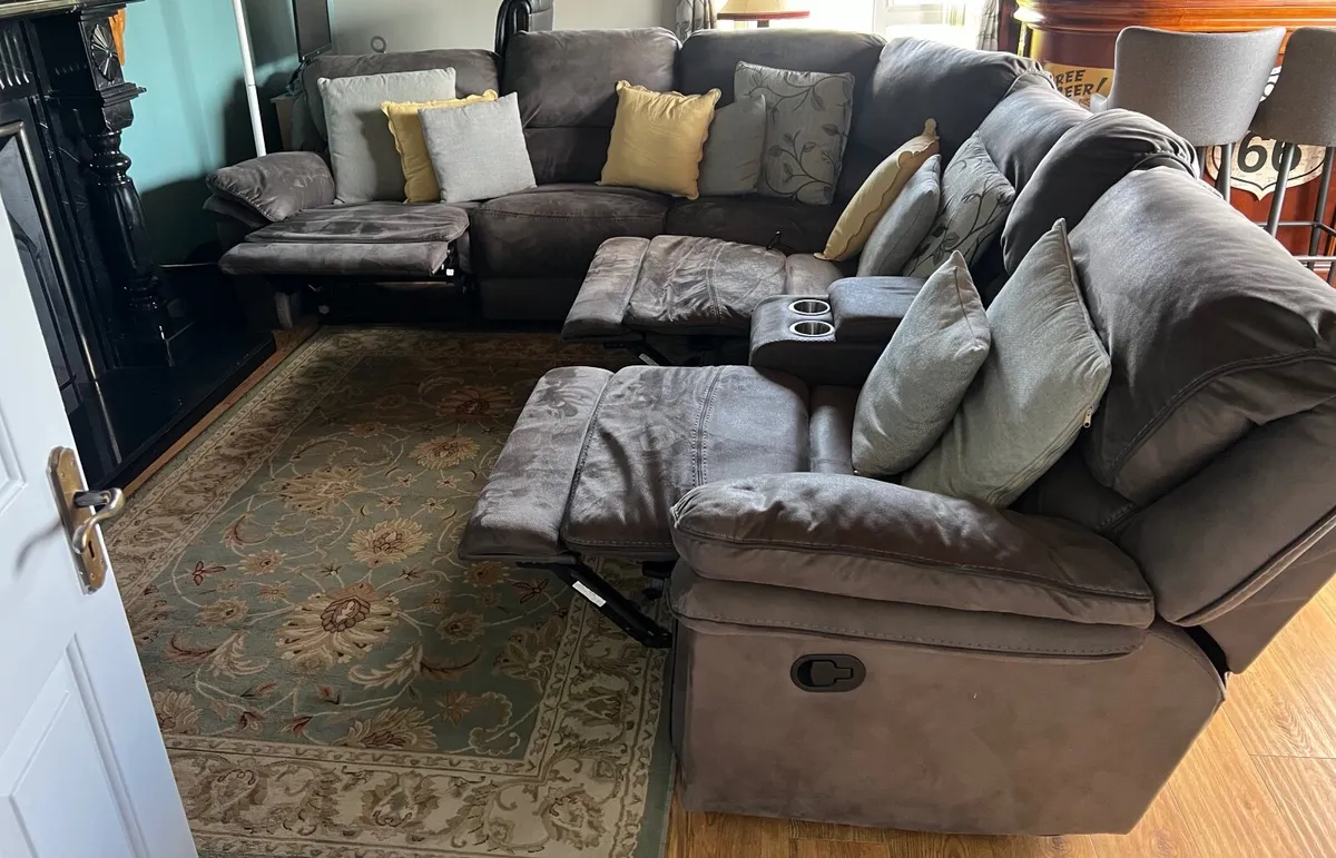 Corner sofa 6 seater 3 reclining  sofas all in per - Image 4