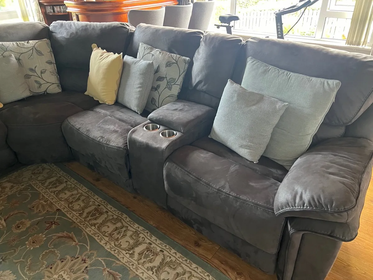 Corner sofa 6 seater 3 reclining  sofas all in per - Image 4