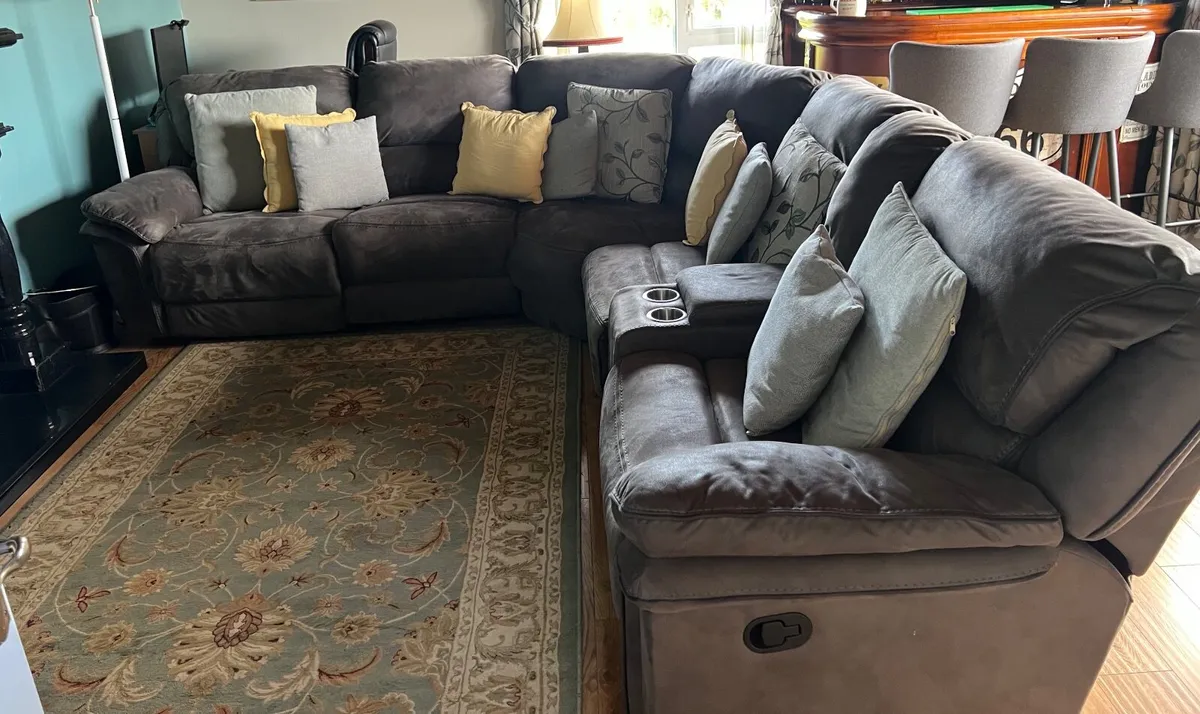 Corner sofa 6 seater 3 reclining  sofas all in per - Image 1
