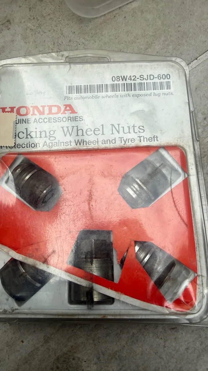 Locking wheels nuts - Image 1