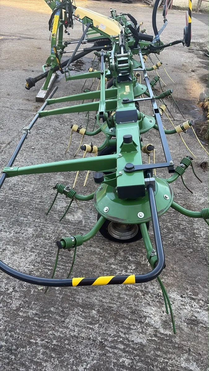 Krone Vendro 900 8 wheel Tedder - Image 2