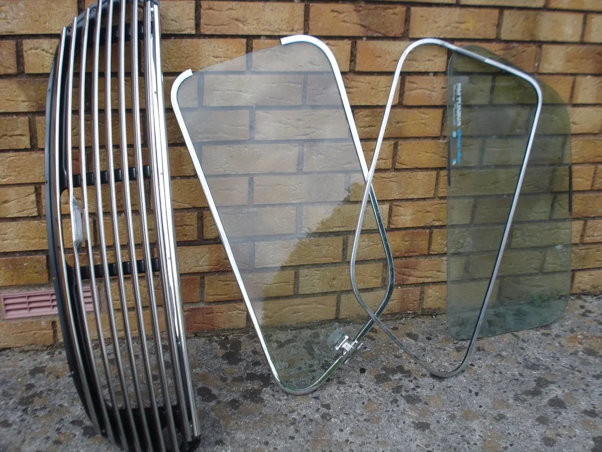 NEW VINTAGE CLASSIC MINI CHROME GRILL. - Image 2