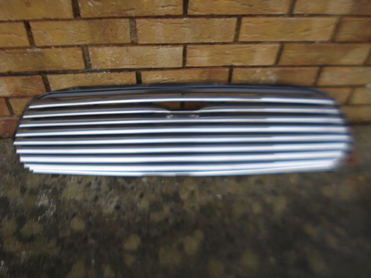 NEW VINTAGE CLASSIC MINI CHROME GRILL. - Image 1