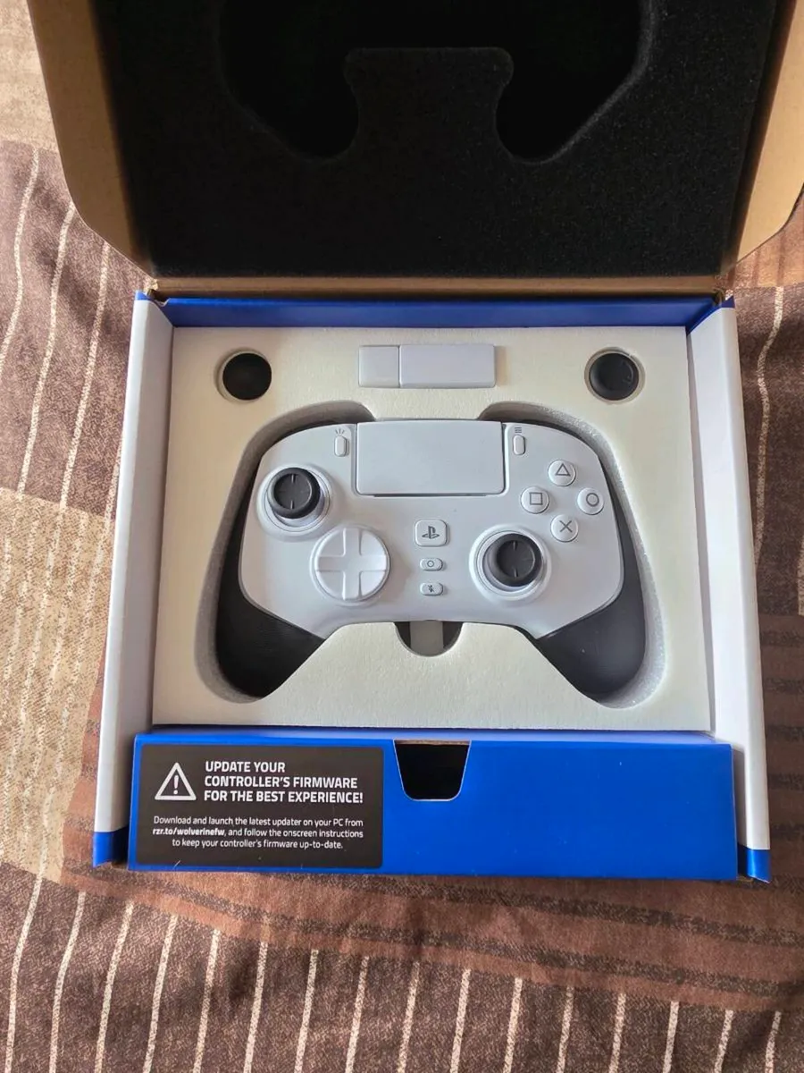 Console PC controllers and headset all brand new - Image 2