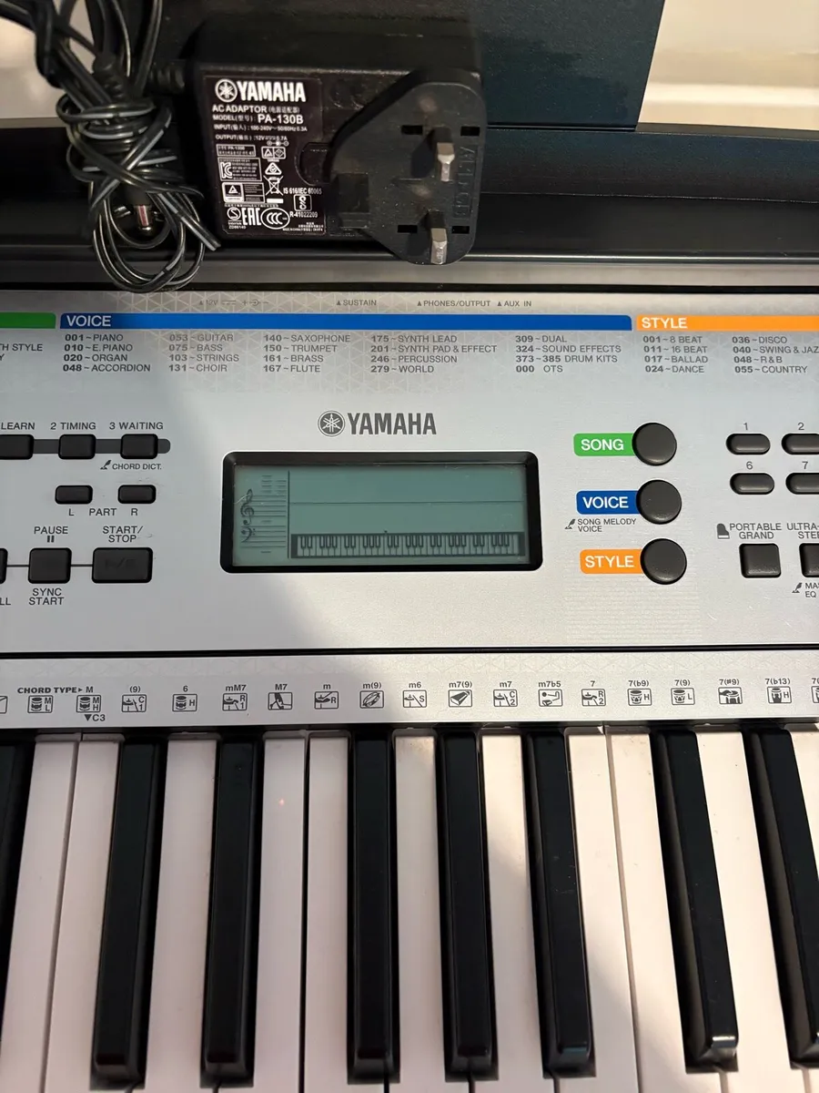 Like-New Yamaha YPT-255 61-Key Keyboard & Stand - Image 4