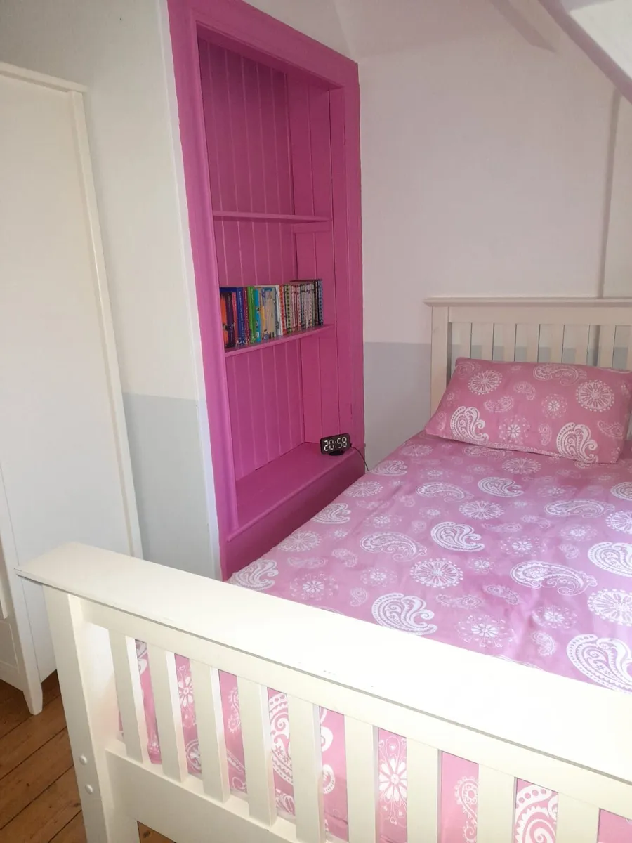 Single white wooden bed - Image 1