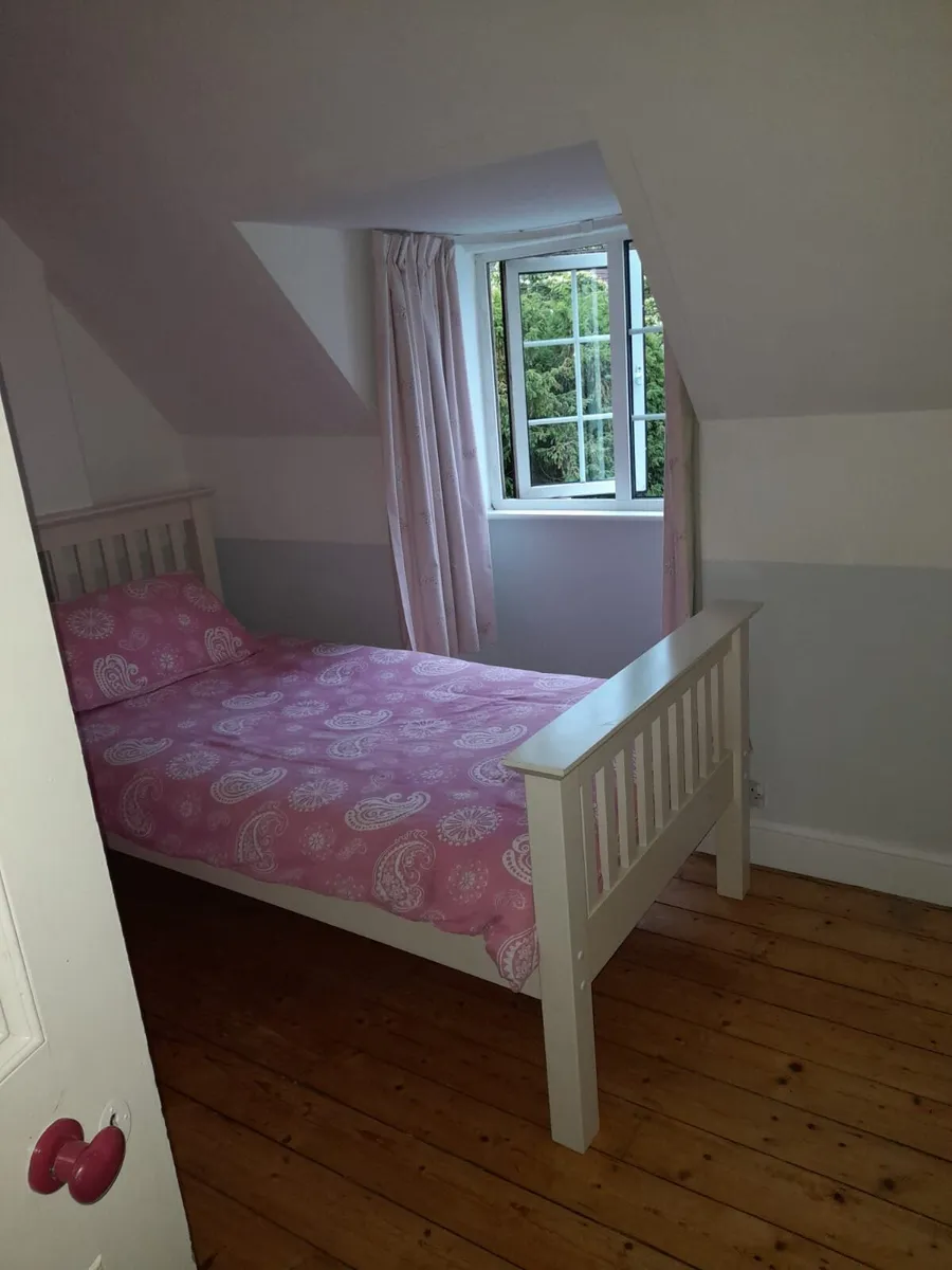 Single white wooden bed - Image 2