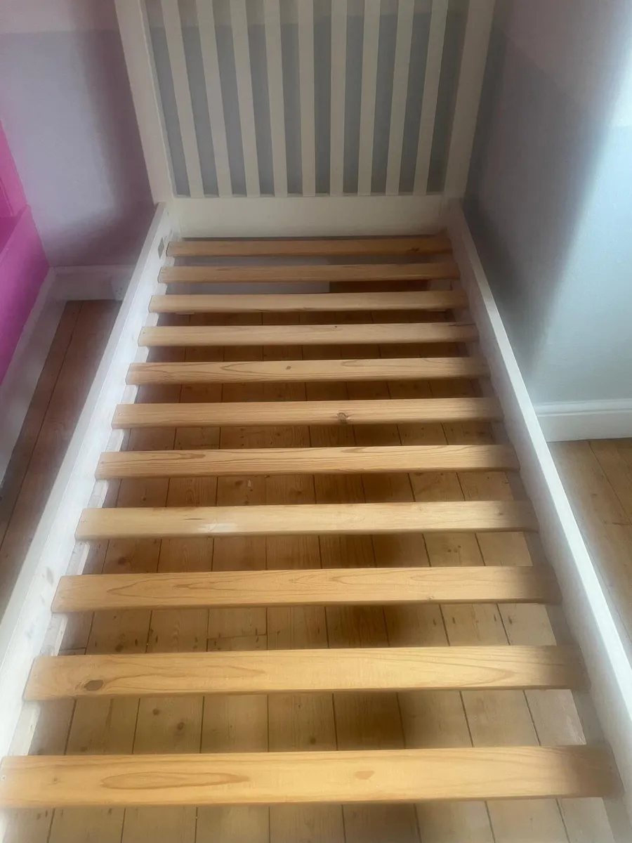 Single white wooden bed - Image 3