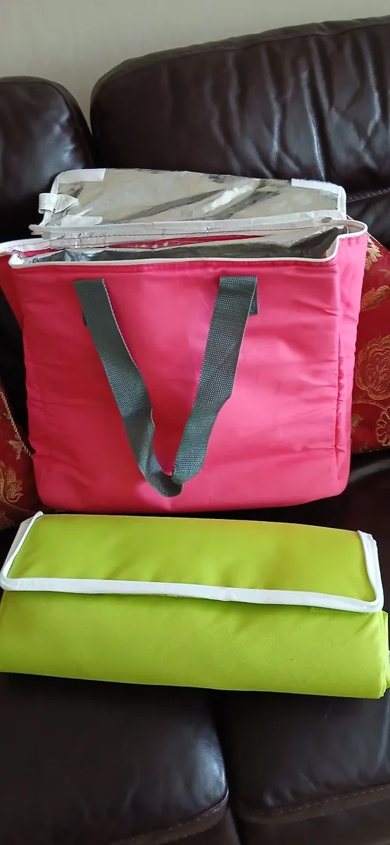 A Pair.of insulated bags - Image 3