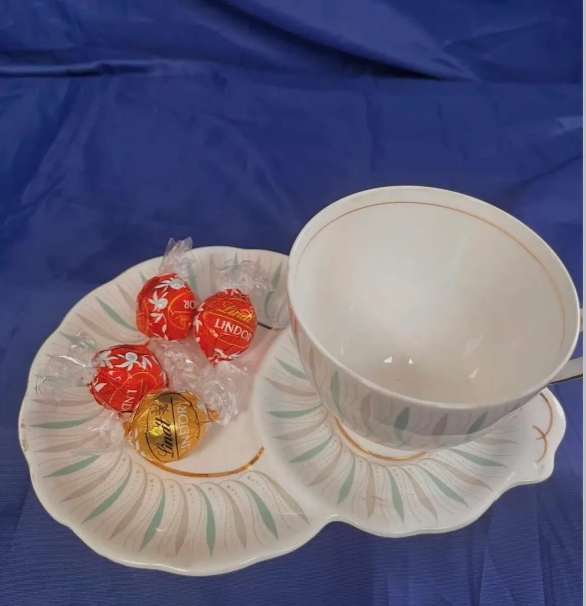 Tea cup and saucer - Image 1