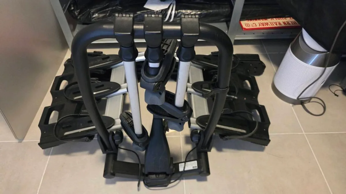Thule VeloCompact 927 Towbar-Mounted 3Bike Carrier - Image 1