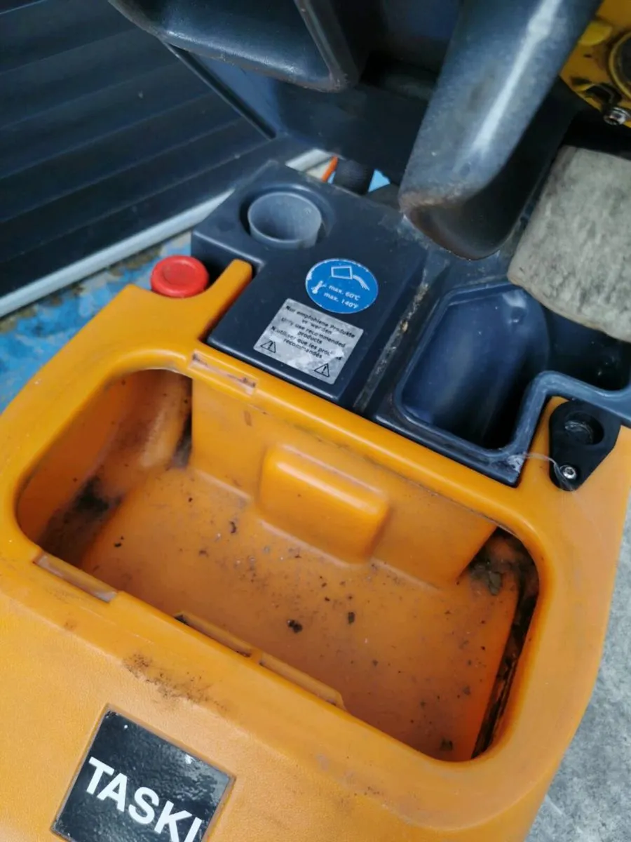 Taski Swingo 450B Walk Behind Scrubber Drier - Image 3