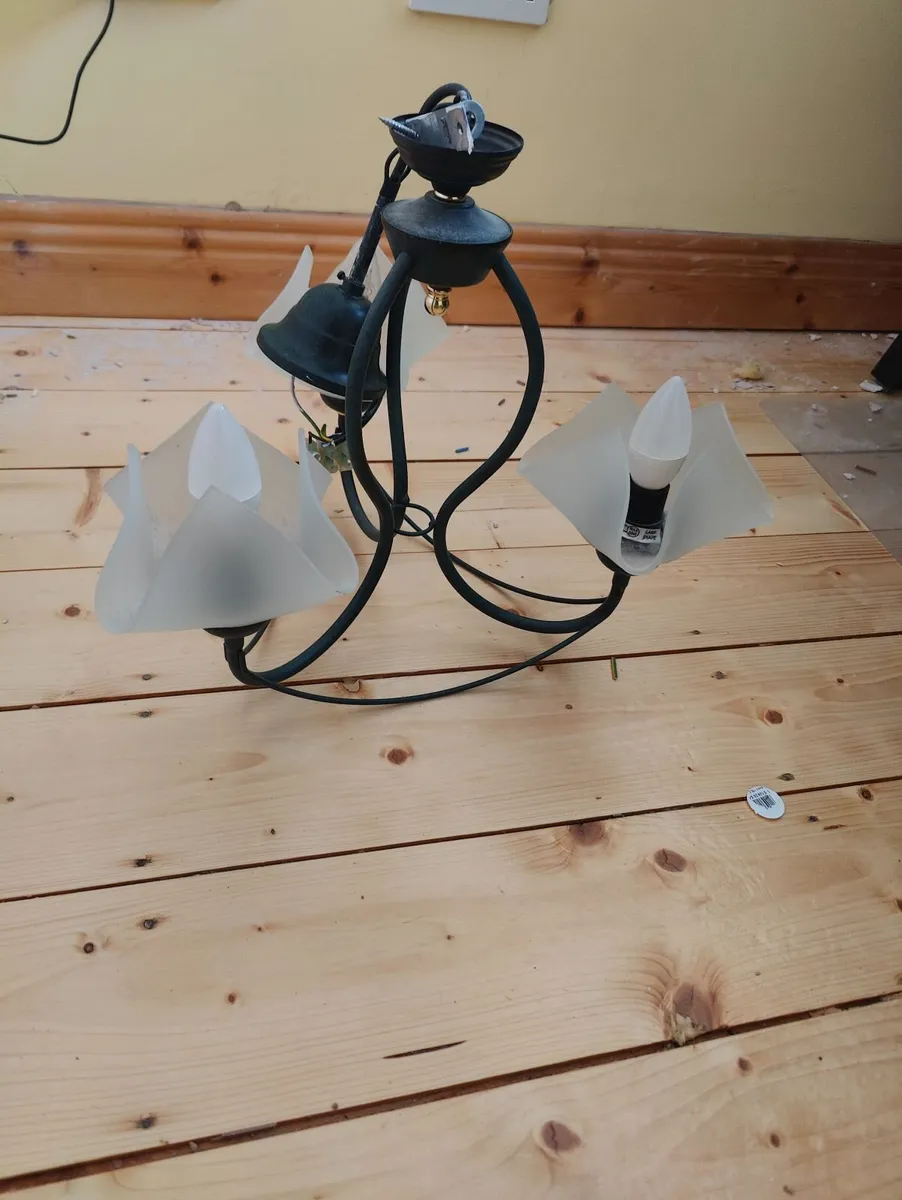 Traditional 3-light fitting with frosted glass sha