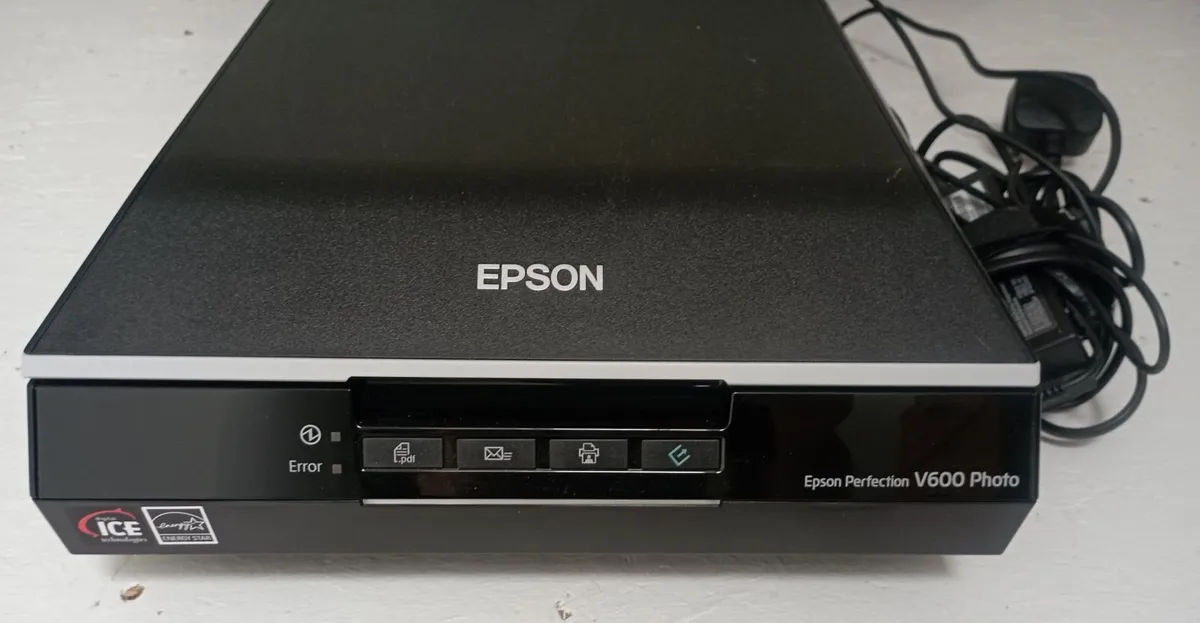 Scanner, Epson A4 flatbed, perfection V600 photo - Image 1