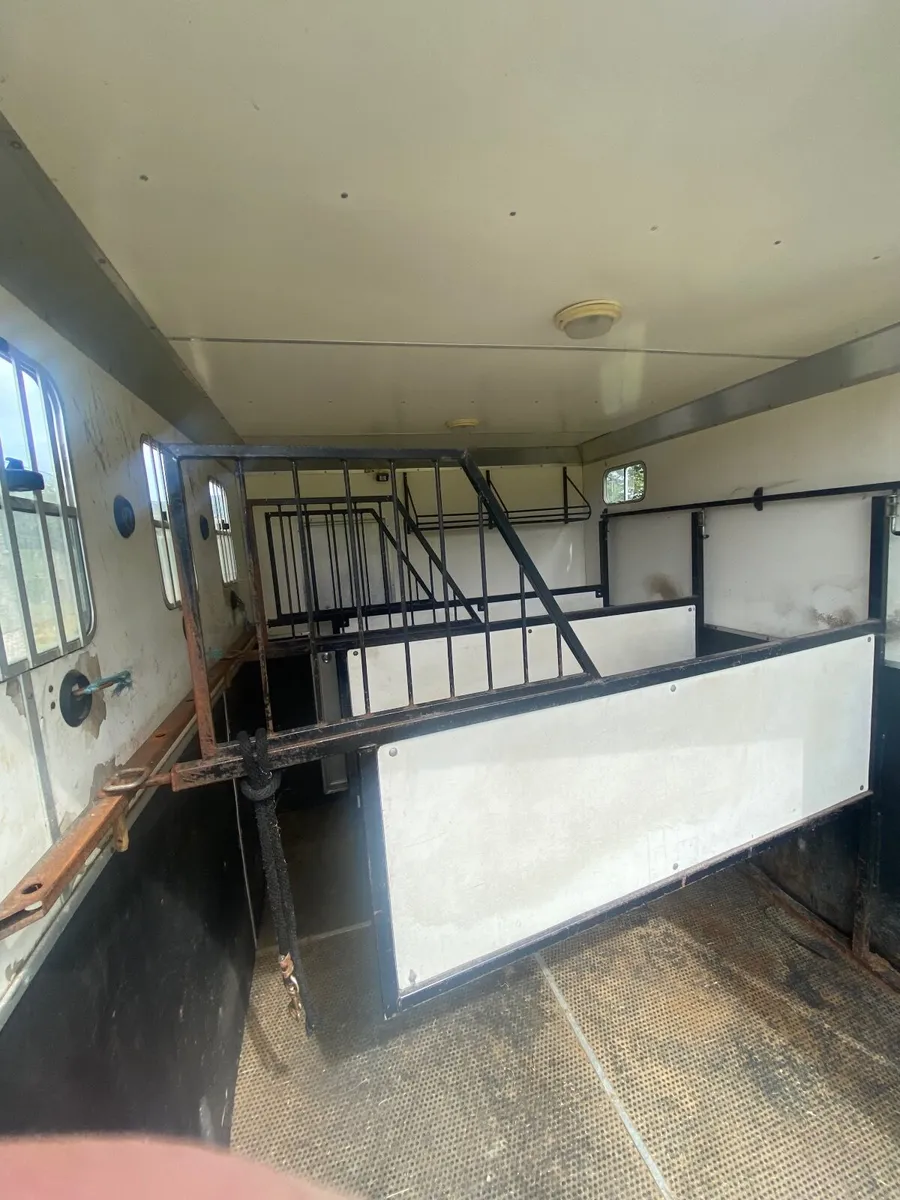 IVECO 7.5  tonne horse lorry - Image 2