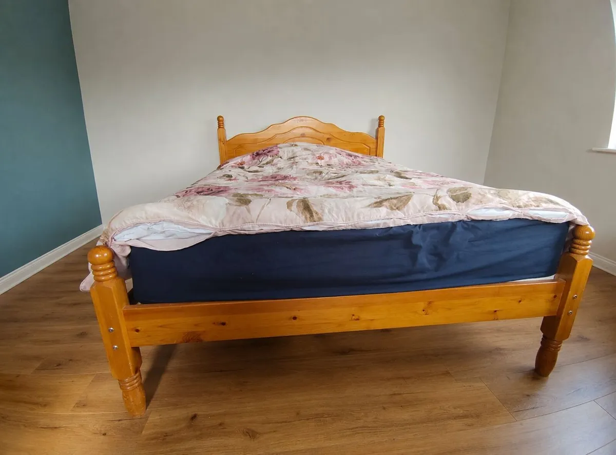 King size bed - Image 1