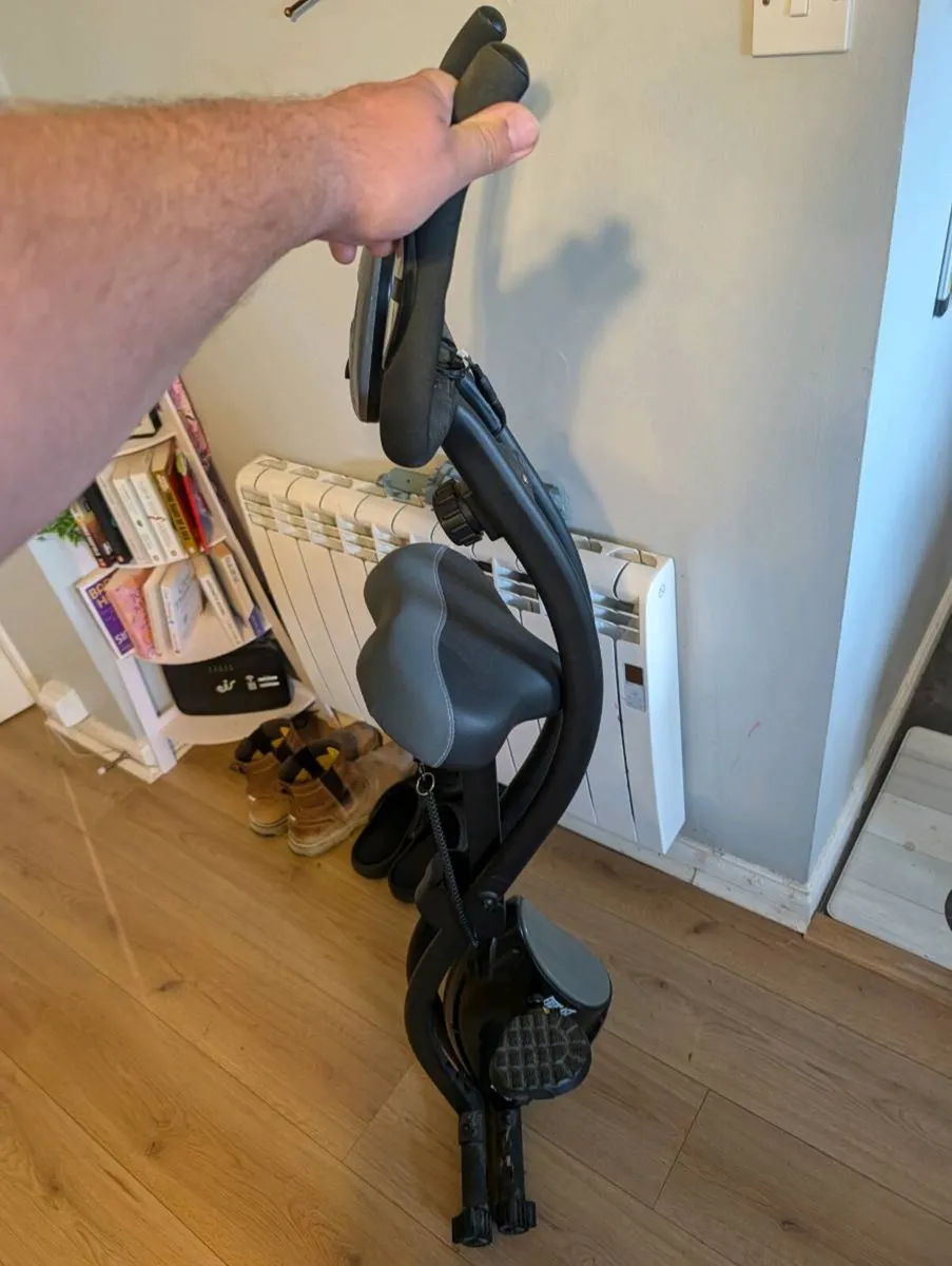 Everlast folding exercise bike - Image 2