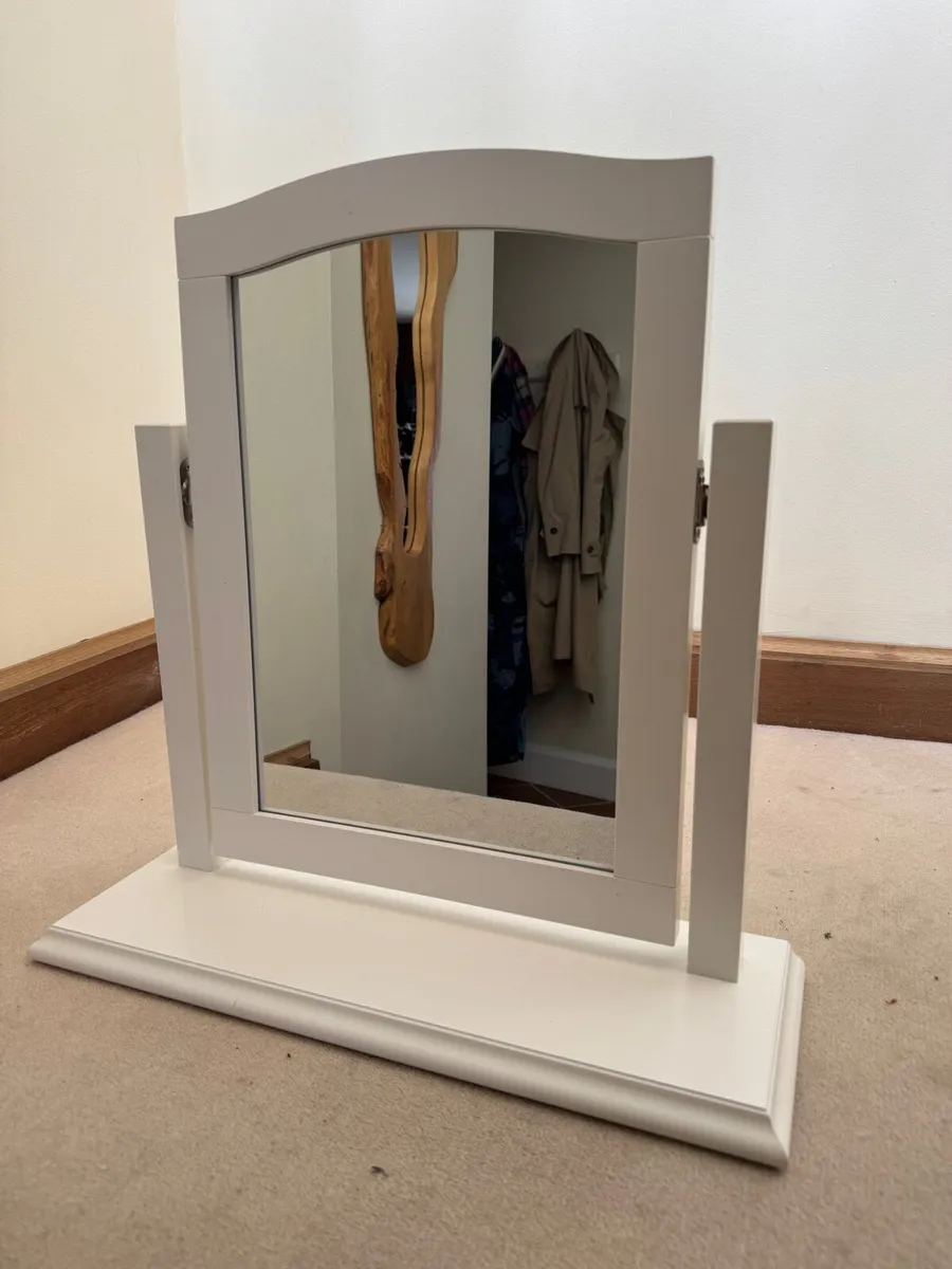 Vanity mirror