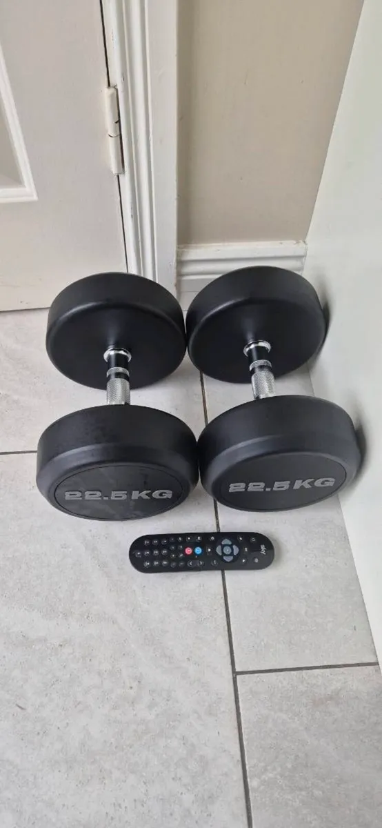 Brand new 2x22.5kilo rubber coated dumbbell set - Image 1
