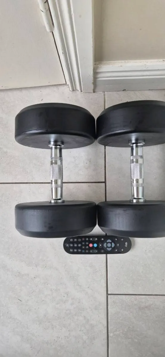 Brand new 2x22.5kilo rubber coated dumbbell set - Image 4