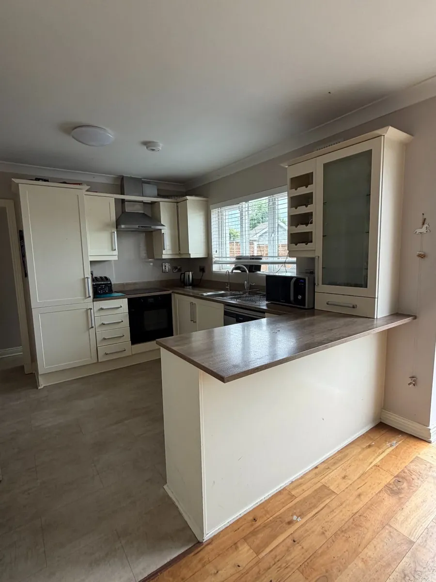 Kitchen units - Image 1