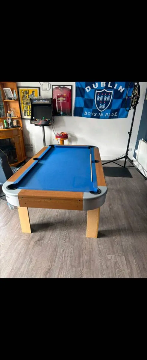 Pool table - Image 1