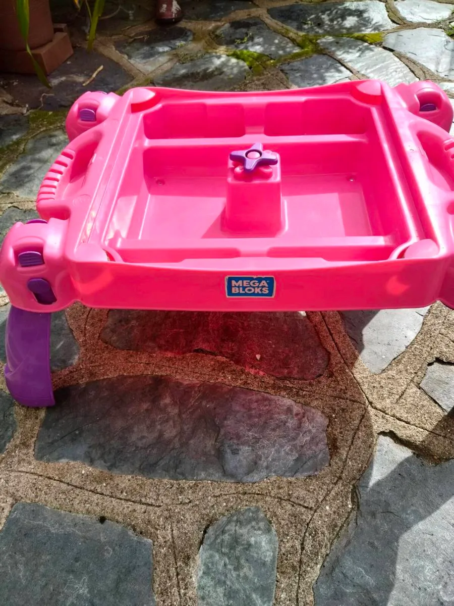 MEGA Bloks Build 'N Learn Table in a pink and purp - Image 3