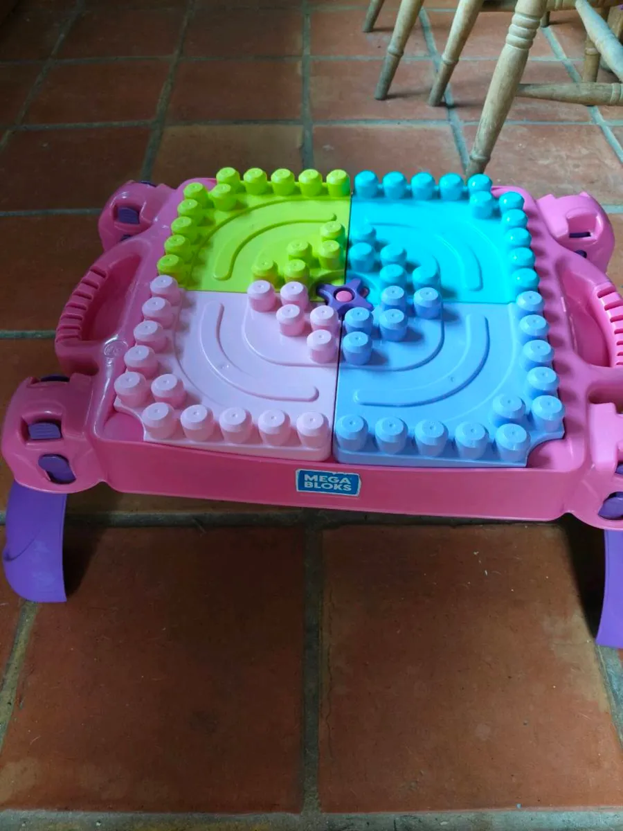 MEGA Bloks Build 'N Learn Table in a pink and purp - Image 1