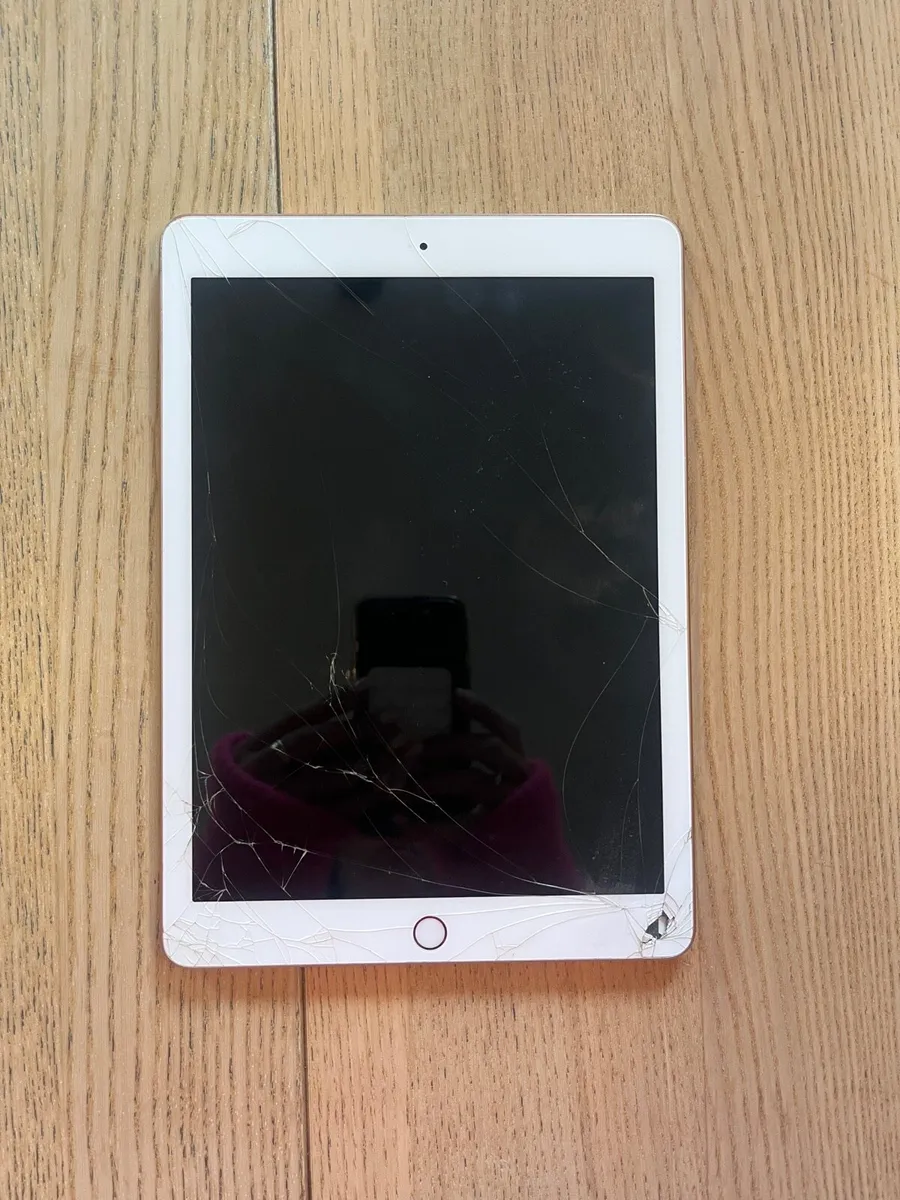 iPad 6th gen - Image 1