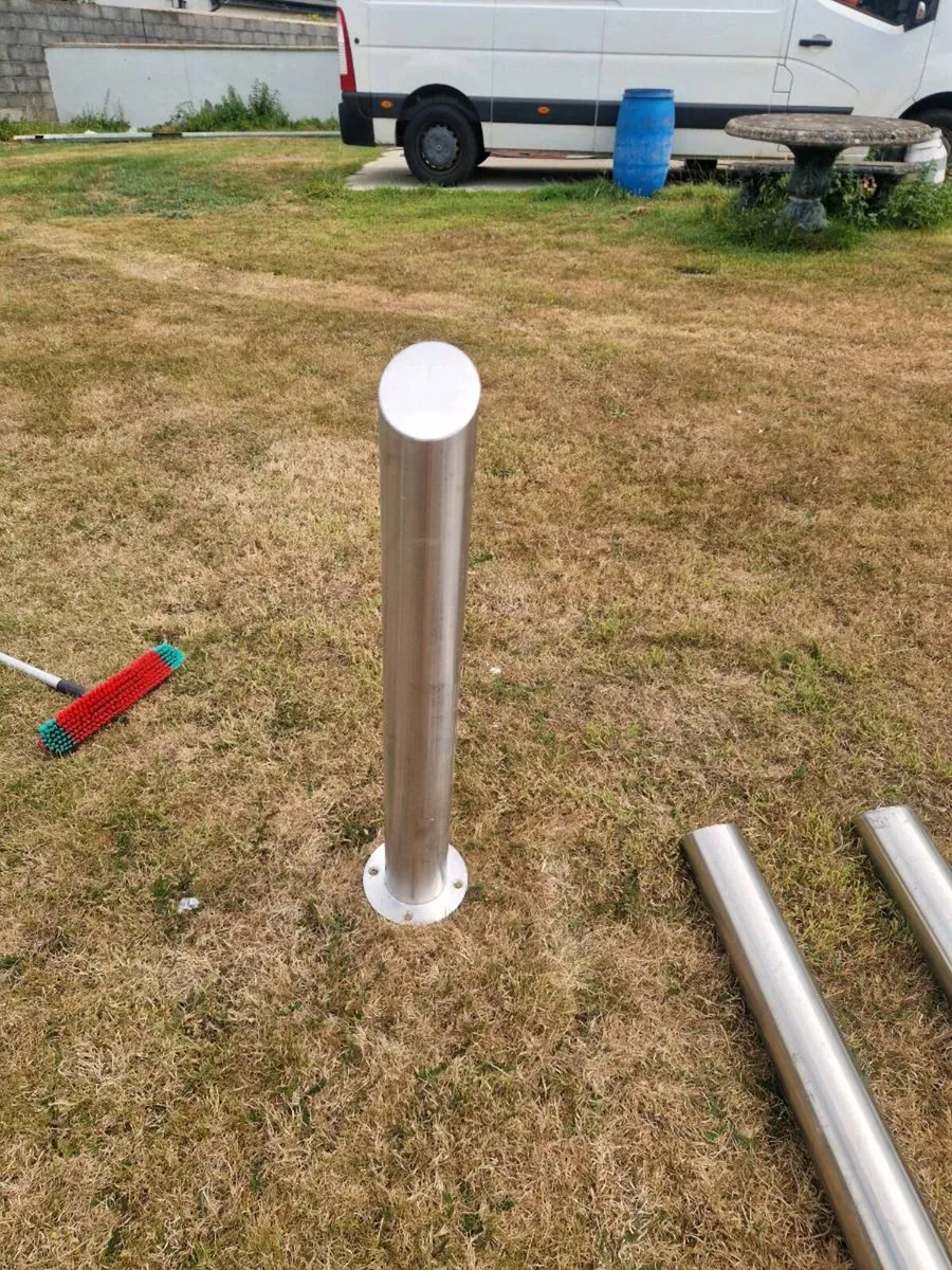 Poles. - Image 2